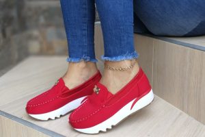 Zapatos de moda bonitos color rojo